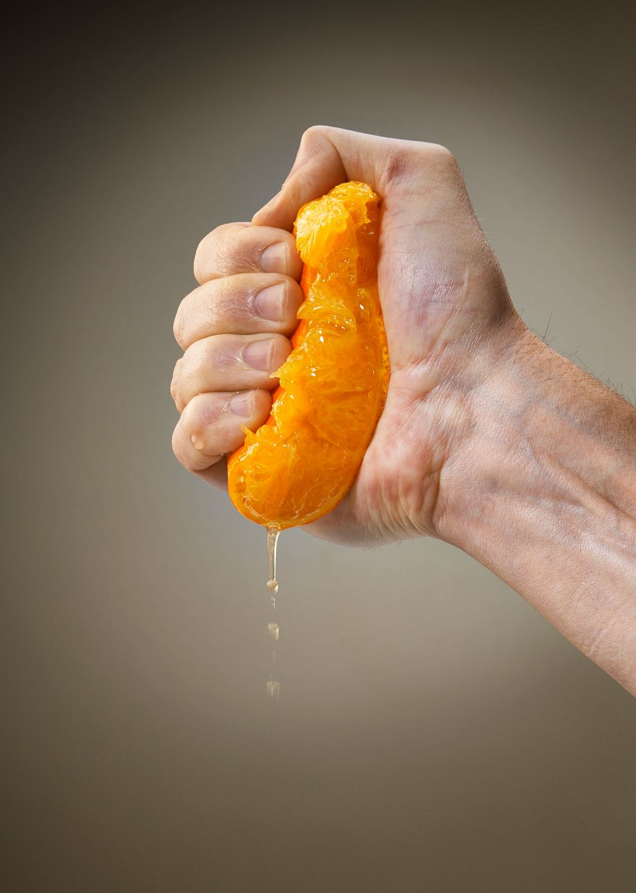 オレンジの絞る手