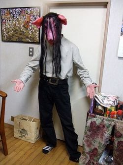 手作りのマスクをかぶる森さん