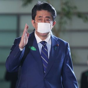 首相官邸に入る安倍晋三首相＝2020年4月15日、東京・永田町