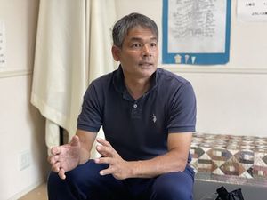 沖縄水産高校での活躍が評価され、中日ドラゴンズから3位指名を受けプロ入りした上原晃さん。1年目から1軍で活躍したが、右手の不調が長引き29歳で引退。現在は愛知県内で整体師として働いている＝7月1日、名古屋市内（筆者撮影）