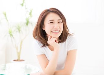 頑張らずにニコニコする人ほど幸福になる