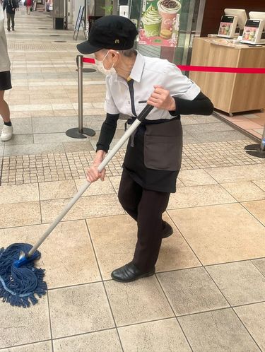 だからバスを乗り継ぎ週4日8時半出勤でモップをかける…92歳の現役