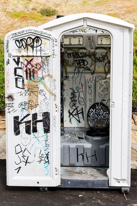 落書きされた公衆トイレ