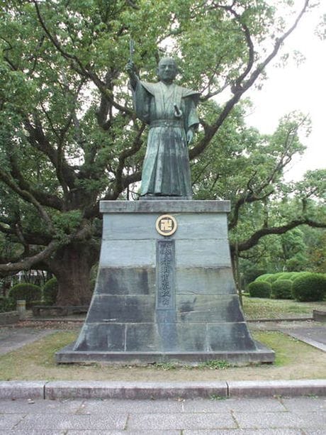 徳島市・徳島城跡にある徳島藩初代藩主蜂須賀家政の銅像