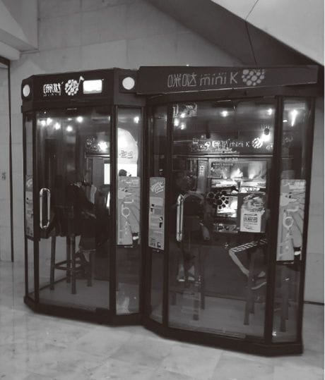 大型商業施設によく設置されているミニカラオケボックス