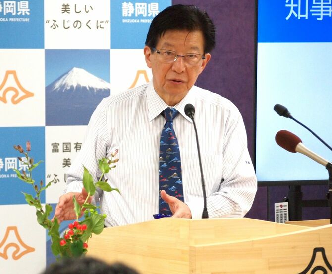 10月10日の会見で持論を述べた川勝知事（静岡県庁）