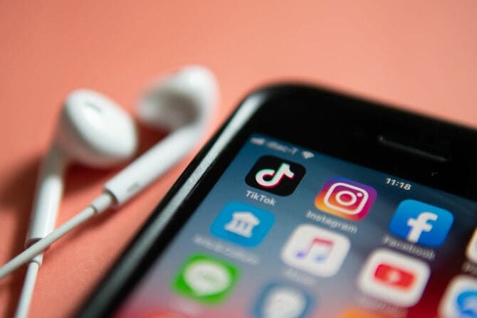 iPhone 7の画面に、TikTokをはじめとした各種SNSアイコンが並んでいる