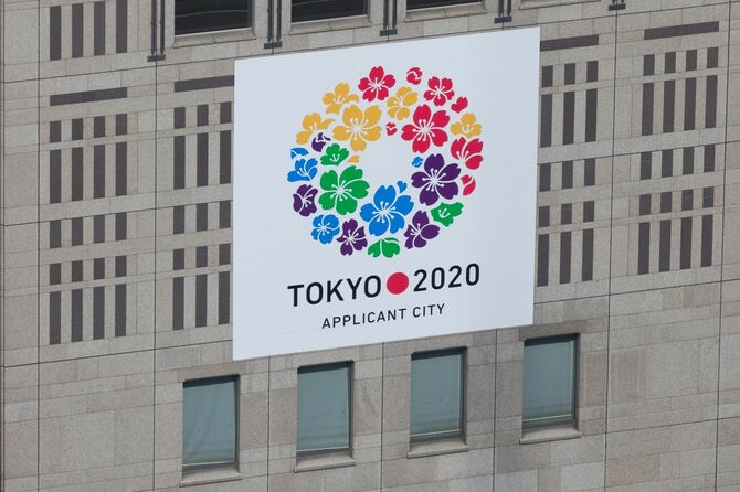 東京新宿の都庁ビルに掲げられる2020年夏季オリンピックのロゴ