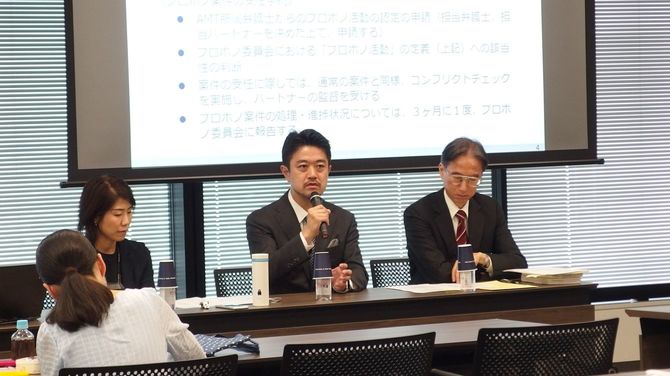 法律事務所内で、プロボノのセミナーに登壇する矢上さん(正面左端)