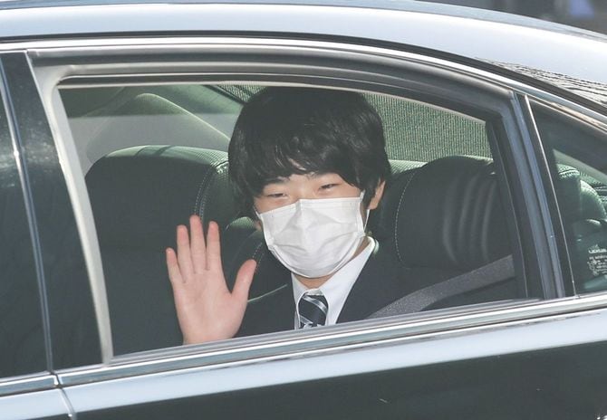 天皇陛下に高校入学のあいさつをするため、皇居に入られる秋篠宮家の長男悠仁さま