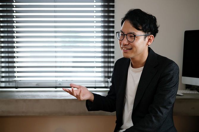 インタビューを受けるビジネスマン