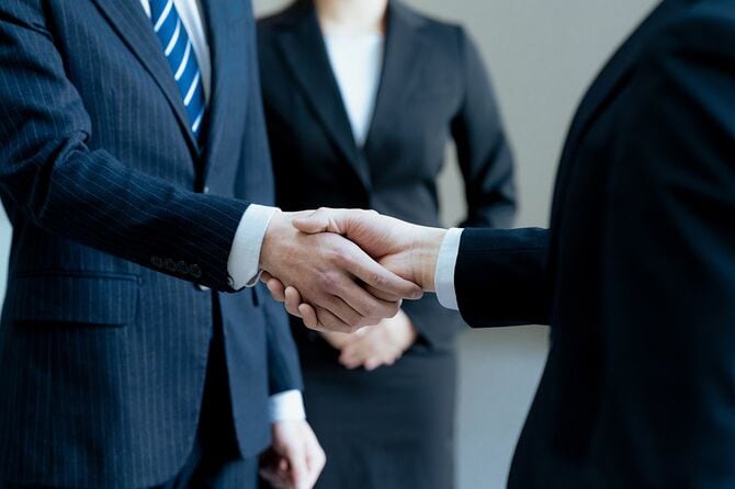 握手するビジネスマン