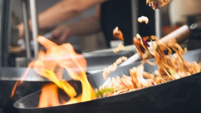 屋台で焼きそばをつくっている