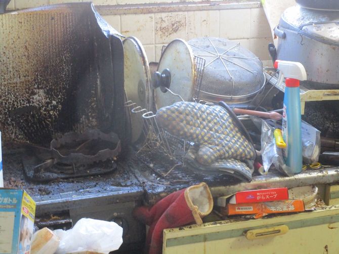 50代男性宅のキッチン。ゴミに埋まって使えなくなっていた。