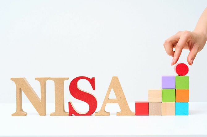 木製の「NISA」の文字