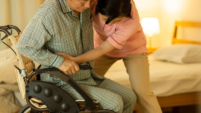 介助を受ける男性