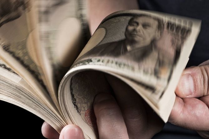一万円札を数える手元