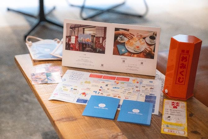 受付で受け取ったおみくじ、「SEKAI PASS」など
