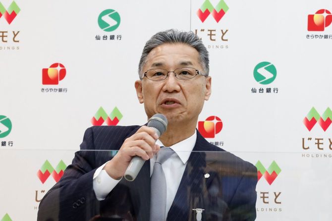 記者会見する川越浩司きらやか銀行頭取＝2022年5月13日午後、山形市