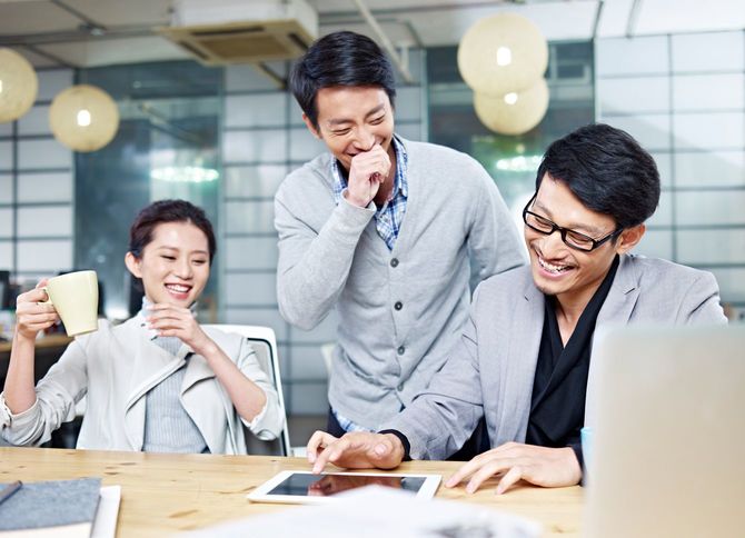 オフィスで談笑するスタッフたち
