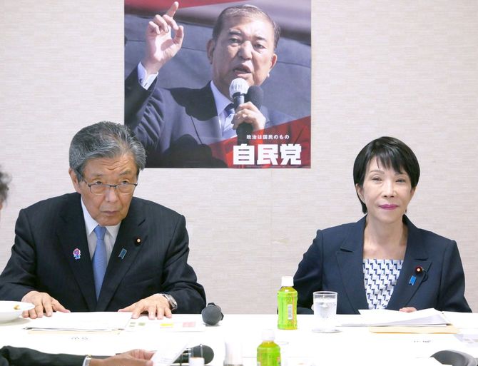 自民党「漬物振興議員連盟」総会に出席する森山裕幹事長（左）と高市早苗・前経済安全保障担当相。2025年6月5日、東京・永田町の同党本部