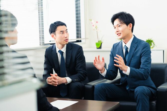 オフィスで商談を行うビジネスマン