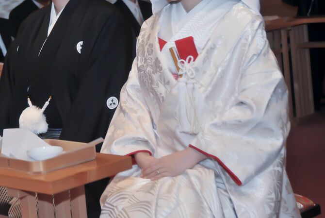 神前式をする夫婦