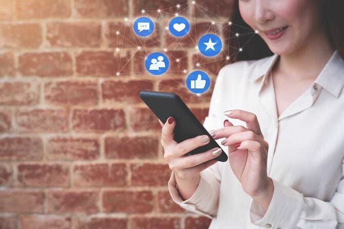 スマートフォンでSNSを見る女性