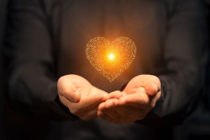 手のひらの上に浮かぶハート形の人工知能回路基板