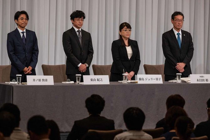 2023年9月7日、（左から）井ノ原快彦ジャニーズ・アイランド社長、東山紀之ジャニーズ・アンド・アソシエイツ新社長、退任する藤島ジュリー景子社長、金田一耕助弁護士が、グループ創設者の故人による性的虐待疑惑に関する記者会見の冒頭