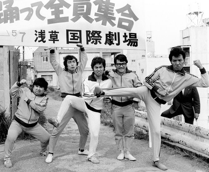 舞台「笑って踊って全員集合」のPRをするザ・ドリフターズのメンバー（左から）高木ブー、志村けん、加藤茶、仲本工事、いかりや長介＝1975年4月18日、東京・赤坂