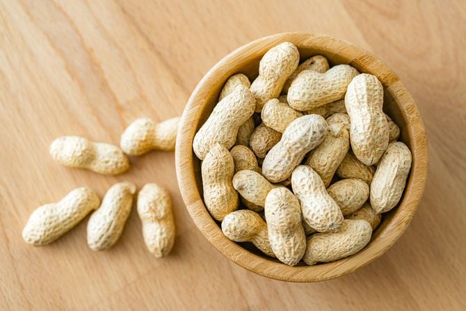 テーブルの上にボウルに入った落花生