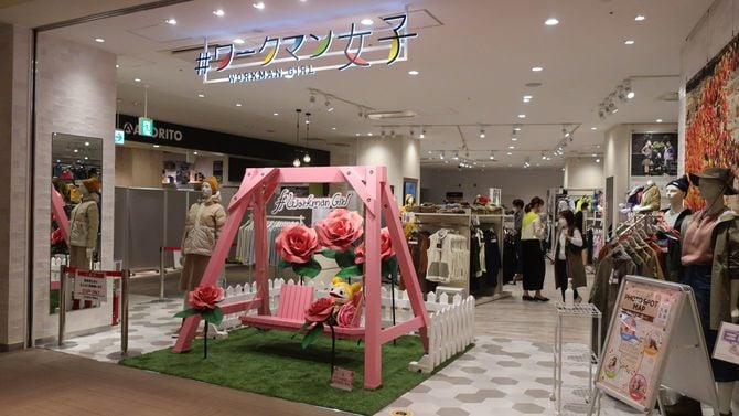 店舗の入り口。ブランコはインスタ映えスポットだ。