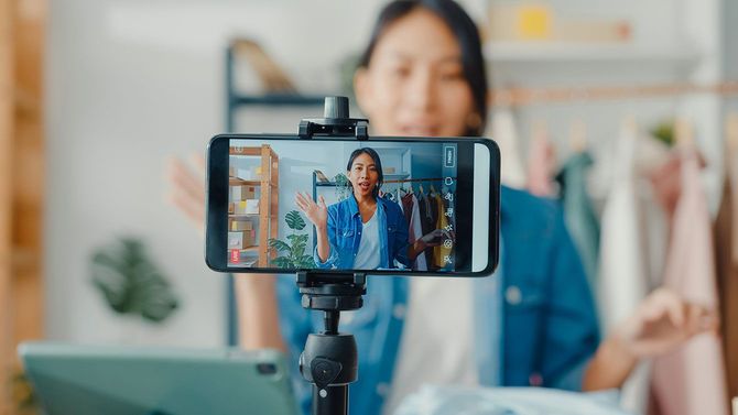 スマホの画面に映る、動画撮影をする女性