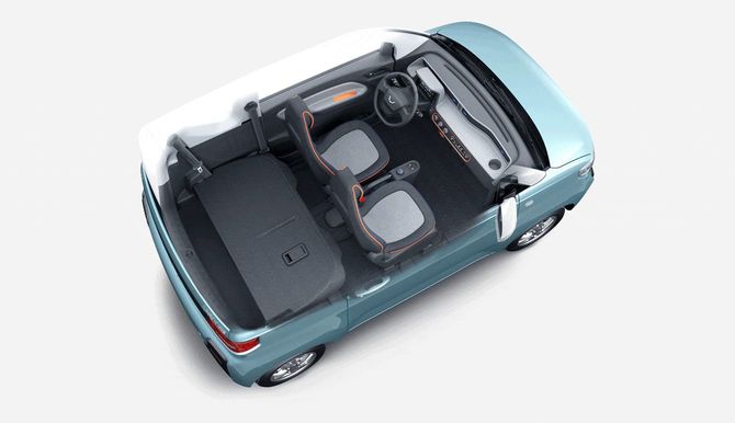 「宏光MINI-EV」の車内。4人乗りでバックシートは倒すこともできる。