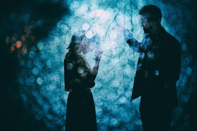 泣いている女性に指を指して相対している男性