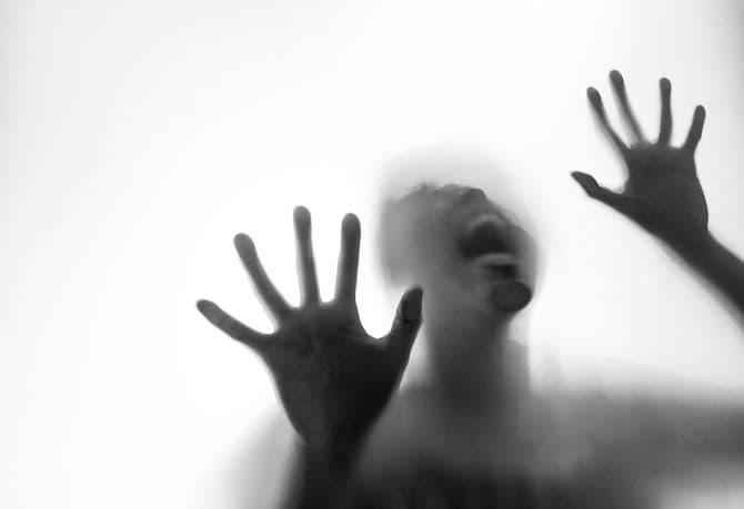 曇ったガラスの後ろに閉じ込められた女性