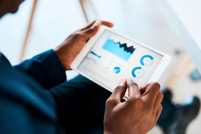 タブレットで投資の情報を得る人