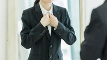 ｢もう就活生と間違われない｣スーツを一瞬で洗練させる魔法のアイテム