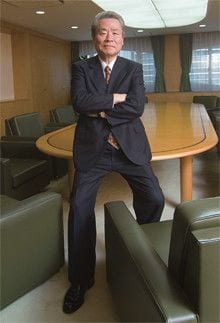 <strong>コマツ 会長 坂根正弘</strong>●1941年、島根県生まれ。大阪市立大学工学部卒後、小松製作所（現コマツ）入社。建機事業本部長、社長などを経て、2007年6月から現職。「私は話す際にも言葉を選び、無駄を除くようにしています。国際会議で発言するときは、通訳するのが大変だと文句を言われています（笑）」