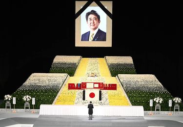 等身大の銅像を建立し､全土で半旗を掲げる…台湾の人たちが安倍元首相を熱烈に支持する本当の理由 台湾の存在を日本社会に｢見せた｣ | PRESIDENT  Online（プレジデントオンライン）