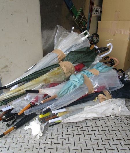 玄関近くで見つかった40本以上の傘