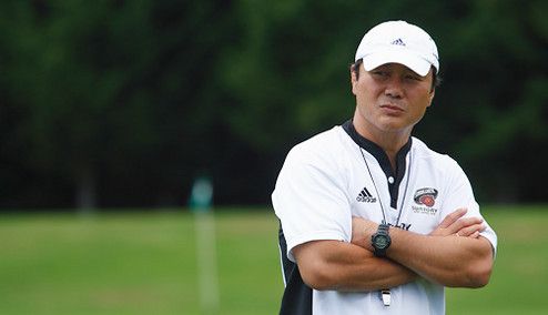 <strong>サントリーサンゴリアス監督　清宮克幸</strong><br>
大阪府立茨田高校でラグビーを始め、高校日本代表となる。早稲田大学では2年生で日本選手権優勝、4年生では主将として大学選手権優勝。1990年サントリーに入社しラグビー部入部。2001年早稲田大学ラグビー蹴球部監督就任後、5年連続で関東大学対抗戦全勝優勝。大学選手権3度制覇。06年サントリーラグビー部監督就任。07－08年プレーオフトーナメントマイクロソフトカップ優勝、日本選手権2位となる。