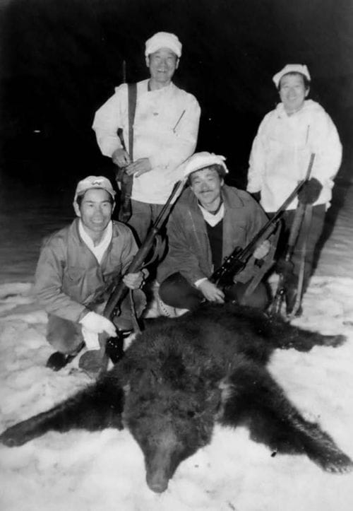 左から2番目が若き日の原田。右隣はクマ撃ち名人の兄・繁男