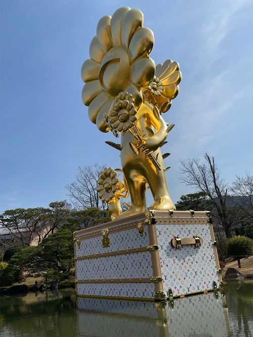 ルイ・ヴィトンのトランクとコラボレーションした村上隆の「お花の親子」