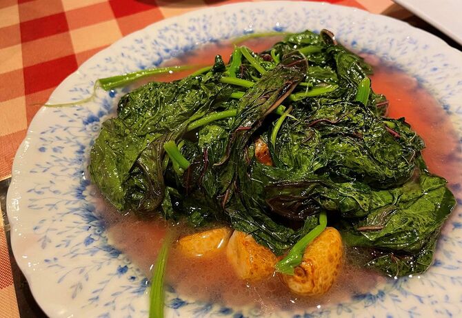 中国野菜「米莧」（通称「みし」）のにんにくと塩炒め。上海では庶民的な料理だが、さて、現地に住んだことがない日本人だけで来店してチョイスできますか……？