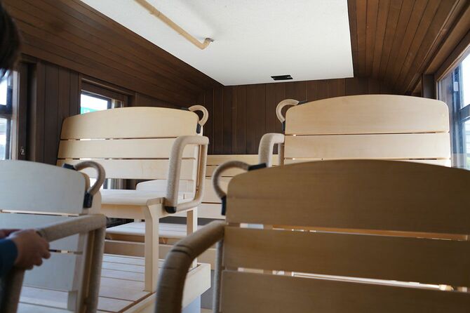 サウナ室は4列ある木製シートがバスの乗車席と同じように正面を向いて並んでいる。