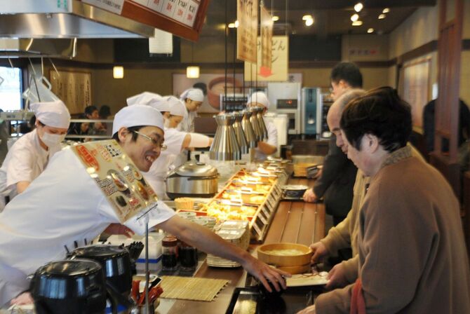 利用客で賑わうセルフ式うどん店最大手の「丸亀製麺」