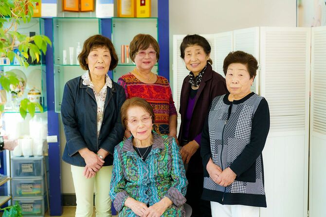 後列左から高原ちさとさん（89）、土谷弘子さん（84）、大塚悦子さん（77）、加藤美恵子さん（80）