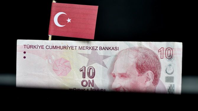 現代トルコの創始者ムスタファ・ケマル・アタチュルクの絵が描かれたトルコリラ紙幣＝2018年8月15日